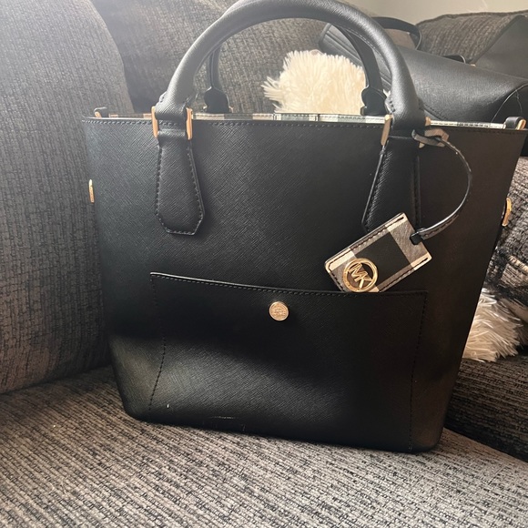 Michael Kors bucket purse - Picture 1 of 3
